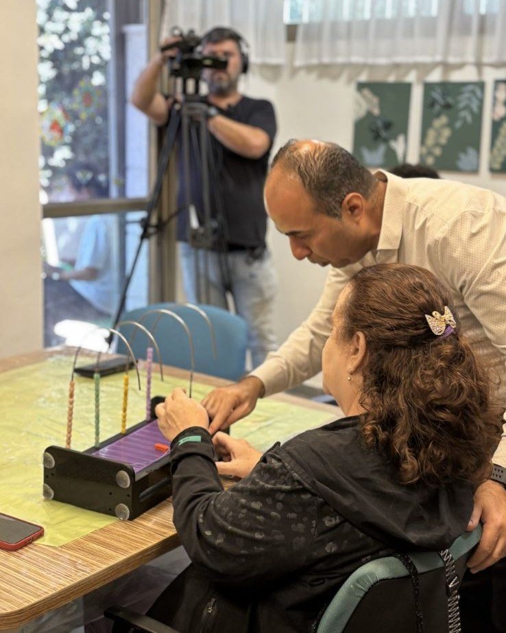 סטודנטים מגישים פרויקטים בבית גיל