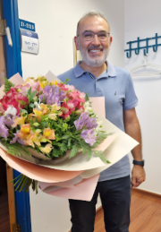 פרופסור עיסאם סבאח עם זר פרחים