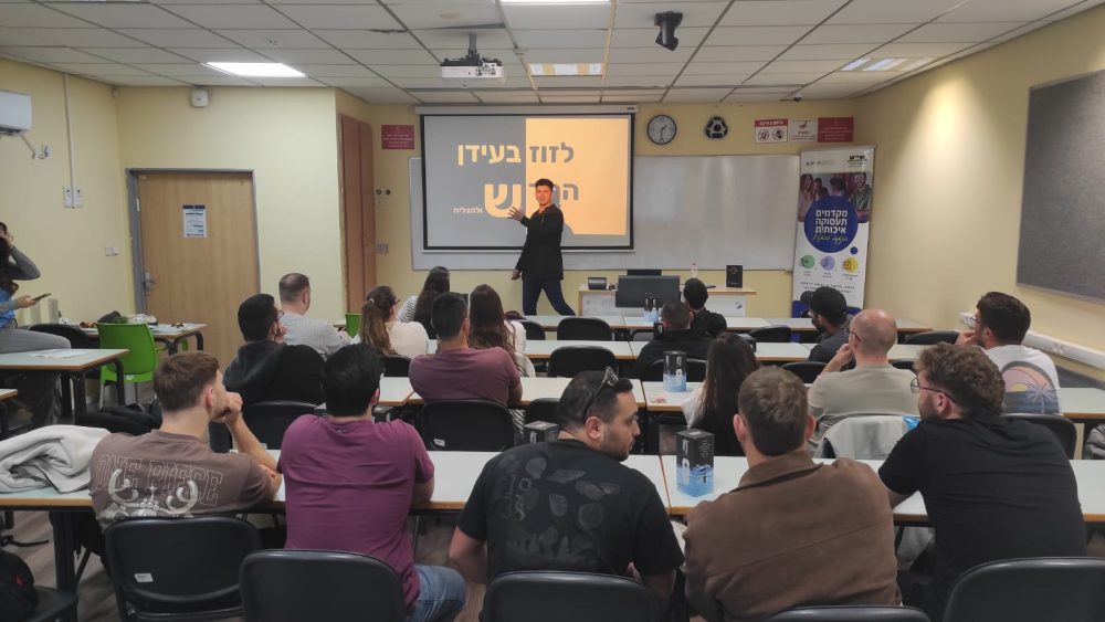 נדב ניסן רודה במהלך ההרצאה שלו