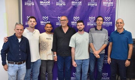 מצטייני המנדסה אזרחית במעמד קבלת המלגה ממנכ"ל ב.ס.ט סמאר כרדוש ומנכ"ל המכללה