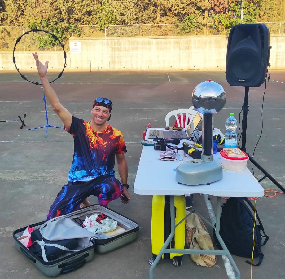 הפיזיקאי הליצן מופיע במכללה