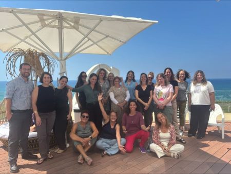 צילום קבוצתי של נשות הסגל האקדמי עם אבי שטיימן