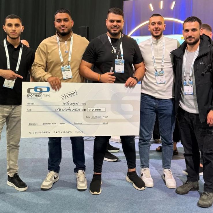סטודנטים מהנדסה אזרחית עם הפרס הכספי שקיבלו עבור מקום שלישי בהאקתון