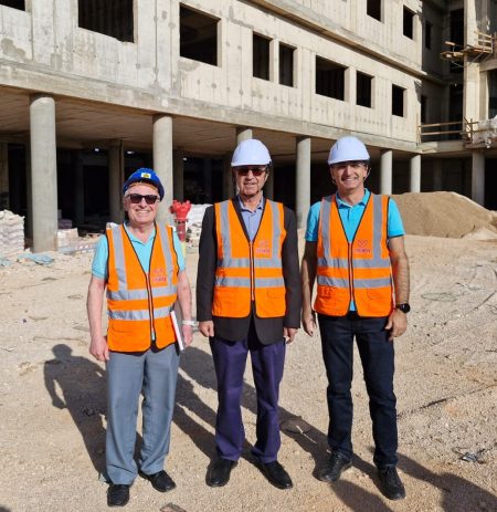 ד"ר רמי עיד, פרופ' רוני נבון וד"ר חנא סוויד, בביוקר בבניין החדש להנדסה אזרחית