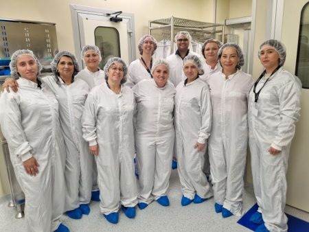 סגל המחלקה טרם כניסתו לחדר נקי בקו הייצור בחברת פרוטליקס. המצולמים בכתבה (מימין לשמאל): ד"ר רים בדארנה- איסמעיל, ד"ר חנה פייגר, ד"ר ילנה לוברסקי, ד"ר דפנה פסקוביץ', ד"ר עמאר אליאס, ד"ר צוף קרויטורו, ד"ר לילך יסעור-קרוח, ד"ר עידית גולני, ד"ר דפנה כנעני, אריאלה כץ וד"ר מיה קדמי