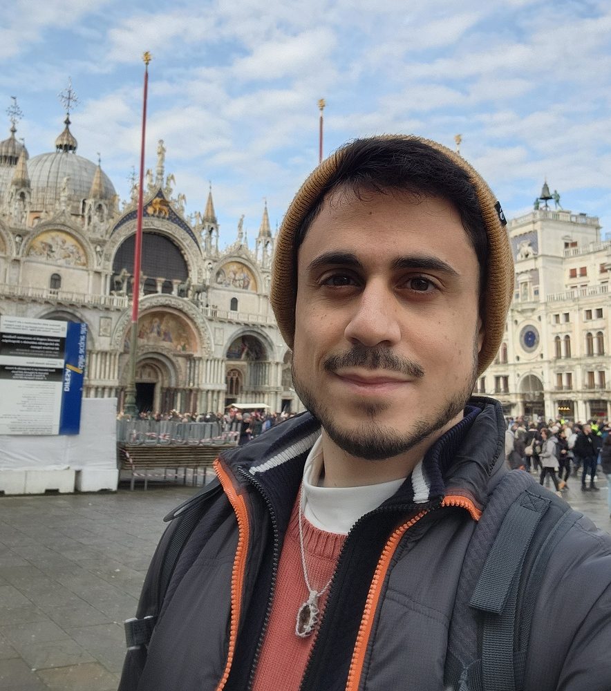 הסטודנט יאור רהב על רקע האוניברסיטה בטורינו איטליה