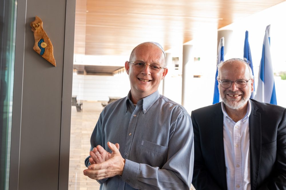 גרי סניידר והרב אוריאל שמידוב, לצד המזוזה שנקבעה בבניין החדש להנדסת ביוטכנולוגיה