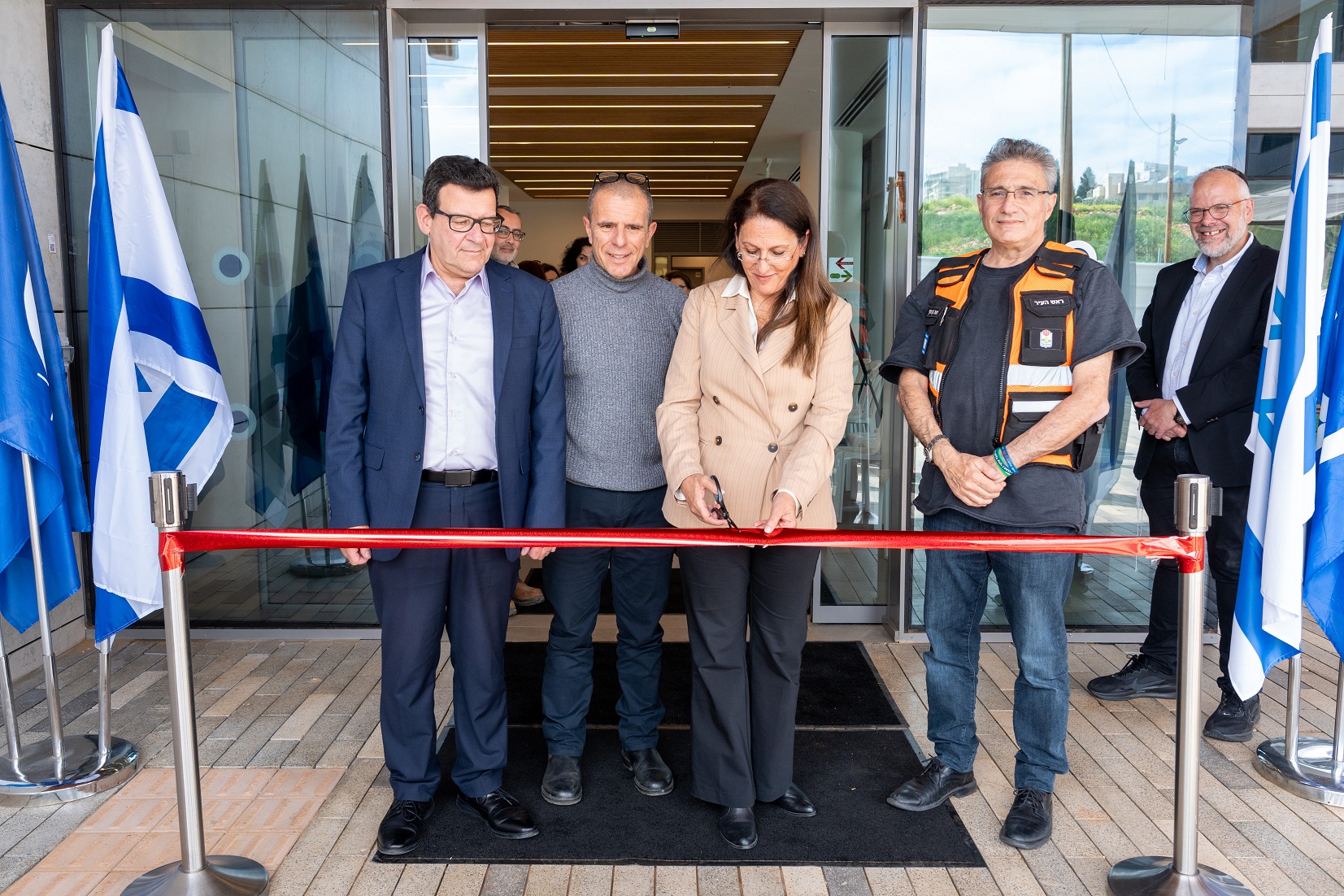 גזירת הסרט בטקס החנוכה לבניין החדש של הנדסת ביוטכנולוגיה
