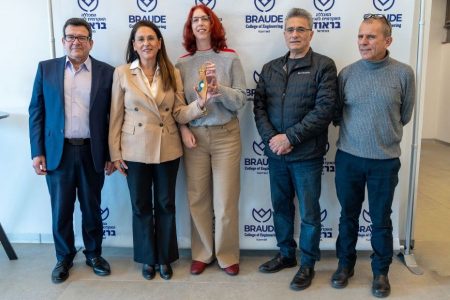 המצולמים בתמונה מימין לשמאל: מר אחיאב גולן (מנכ"ל המכללה), מר משה קונינסקי (ראש עיריית כרמיאל), ד"ר לילך יסעור-קרוח (רמ"ח ביוטכנולוגיה - אוחזת בידה את המזוזה החדשה), פרופ' שרית סיון (נשיאת המחלקה), פרופ'/ח מיכאל רגב (משנה הנשיאה לעניינים אקדמיים)