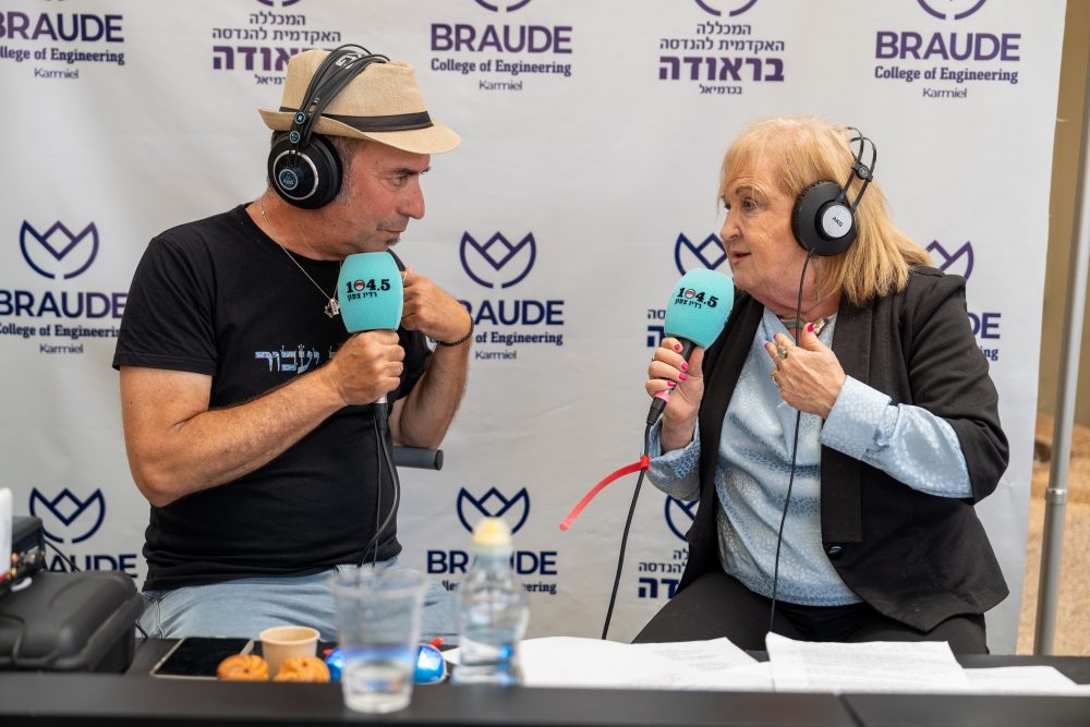 השדרן הראל סלוצקי מראיין את ד"ר שלומית קמינקא