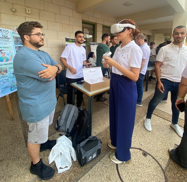 סטודטנים להנדסת תוכנה מציגים פרויקטים
