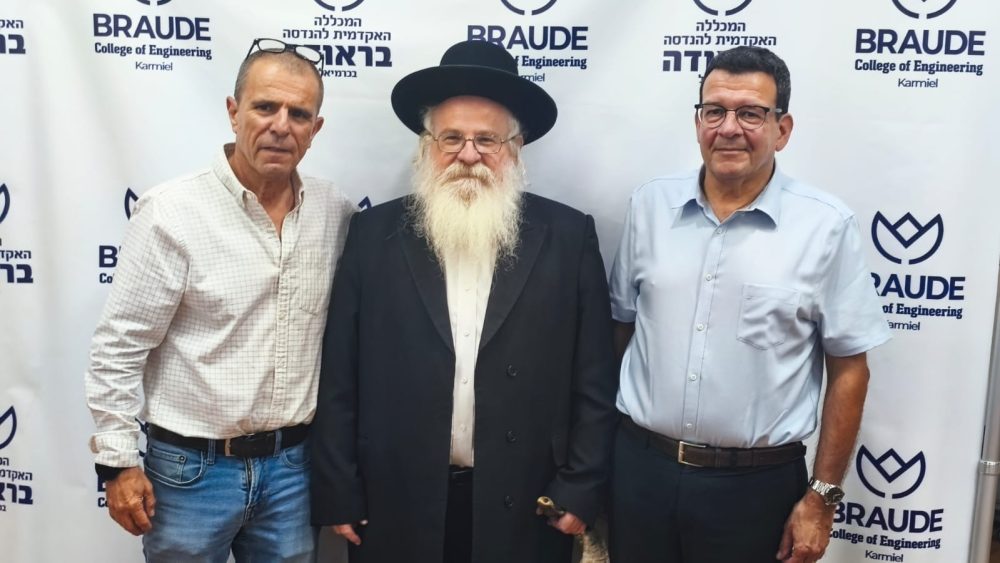 אחיאב גולן ופרופ' מיכאל רגב, עם הרב גייגר