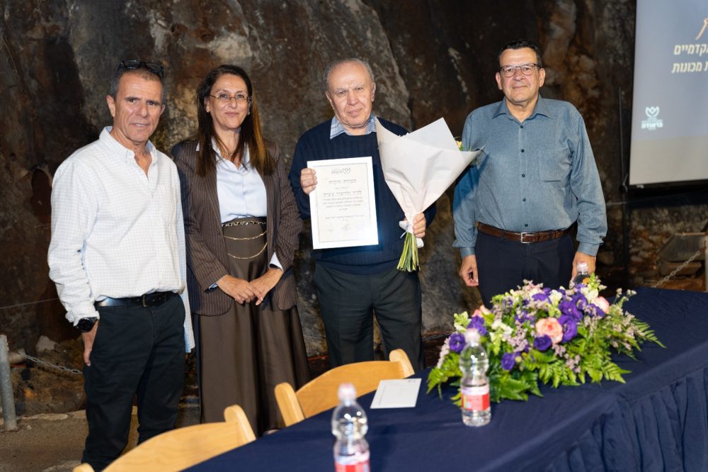 ד"ר ולדימיר צ'ציק מקבל תעודת הצטיינות