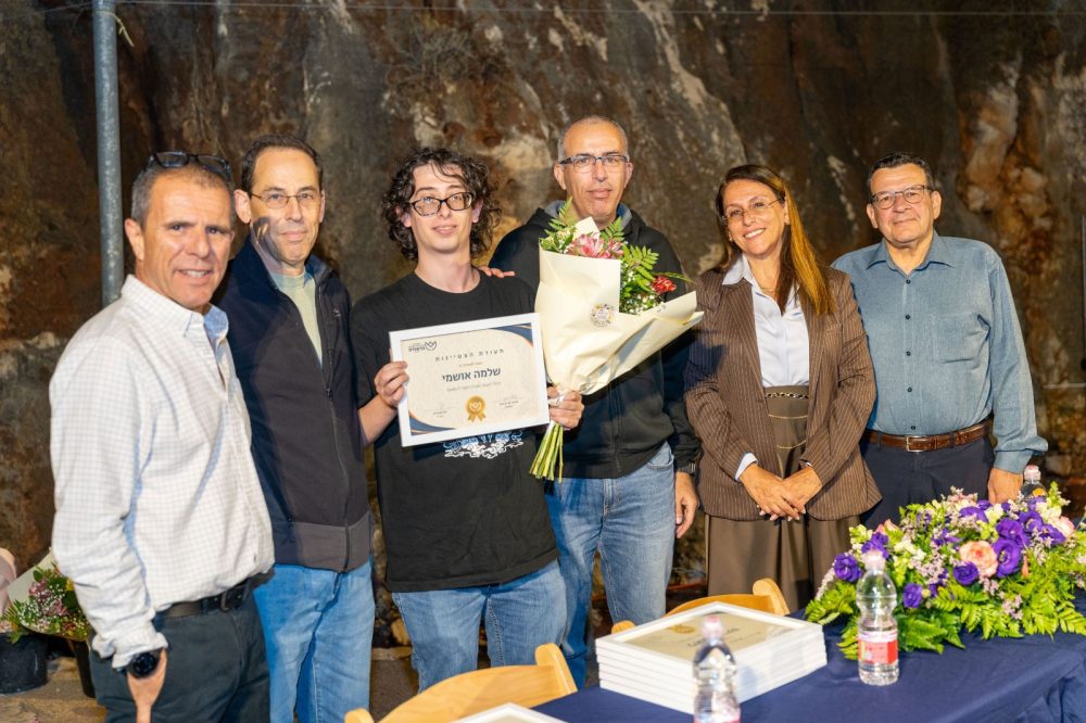 שלמה אושמי מקבל תעודת הצטיינות